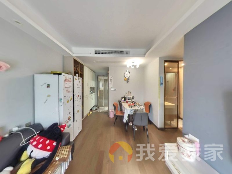 华侨城万科一期 南北通透，采光好 装修好，环镜优美 中间楼层