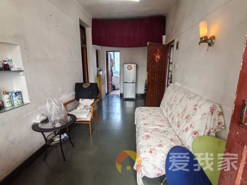 青山南路油脂化工厂宿舍 南北通透，采光好 装修好，环镜优美 近地铁 视野好，诚心出租