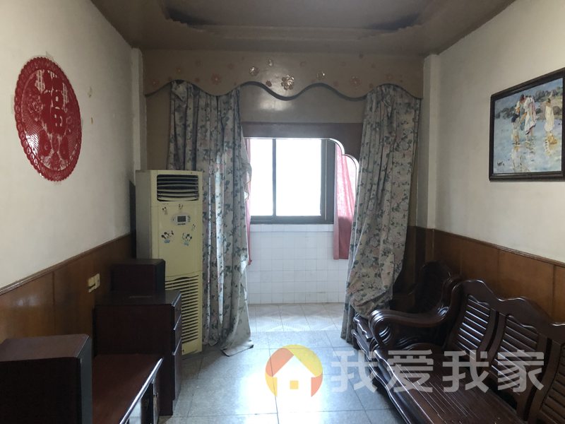 青山支路26号光明小区(发电厂宿舍) 南北通透，采光好 装修好，环镜优美 视野好，诚心出售