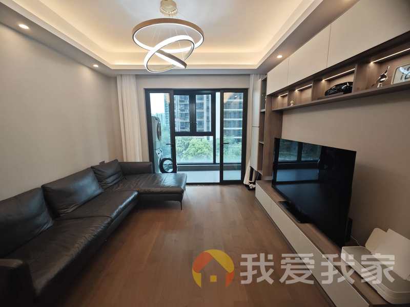 华侨城万科一期 南北通透，采光好 装修好，环镜优美 周边匹套完善，，出行方便