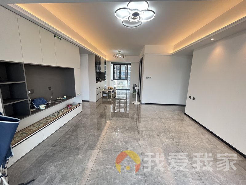 华侨城万科六期汀岸 南北通透，采光好 装修好，环镜优美 周边匹套完善，，出行方便