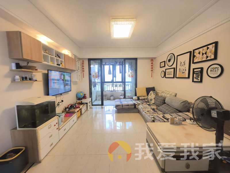 保利金香槟 南北通透，采光好 装修好，环镜优美 近地铁 中间楼层