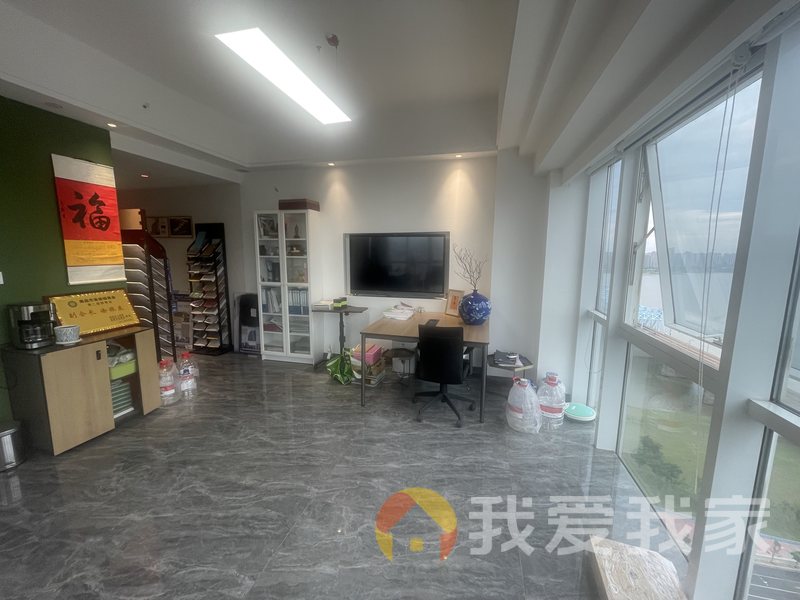 恒天时尚中心 南北通透，采光好 装修好，环镜优美 视野好，诚心出售