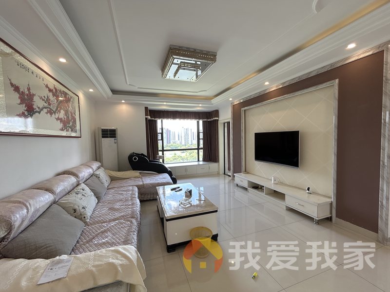 正荣大湖之都朗逸湾 南北通透，采光好 装修好，环镜优美 近地铁 中间楼层