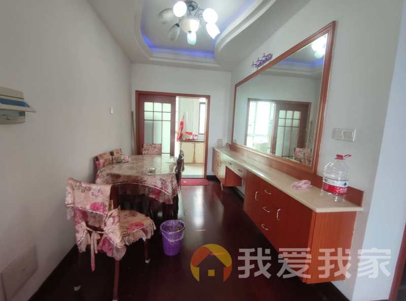 马德里风情 南北通透，采光好 中间楼层