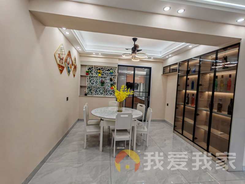 国贸广场 南北通透，采光好 装修好，环镜优美 中间楼层