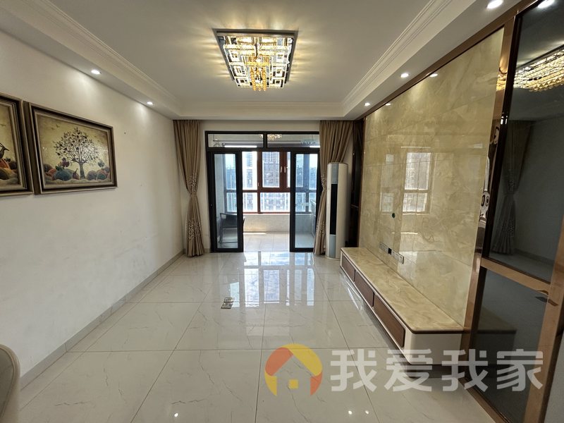 南昌我爱我家绿地外滩公馆 南北通透，采光好 装修好，环镜优美 近地铁 视野好，诚心出售