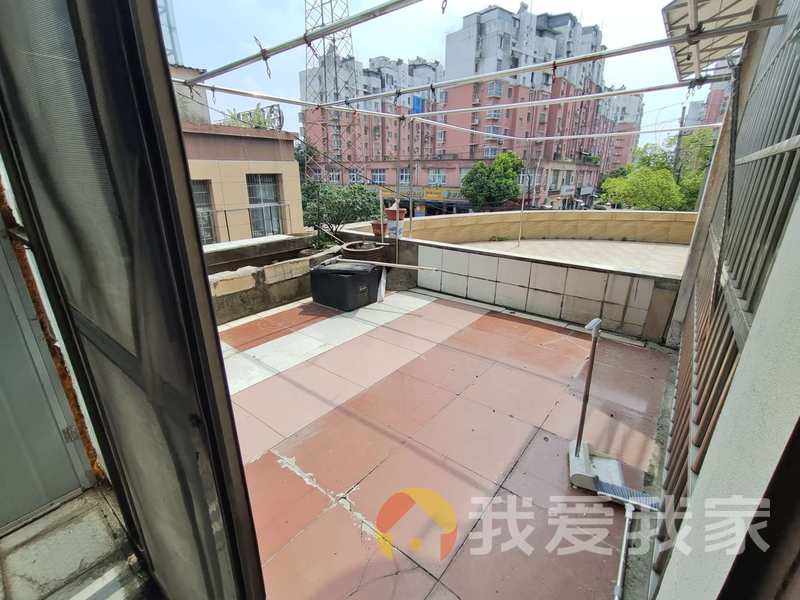春晖园小区一区 南北通透，采光好 装修好，环镜优美 中间楼层