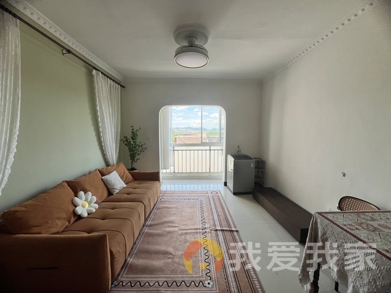 领秀公馆 装修好，环镜优美 中间楼层