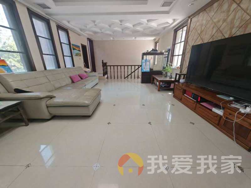 南昌我爱我家绿地香颂南区 南北通透，采光好 装修好，环镜优美 视野好，诚心出售