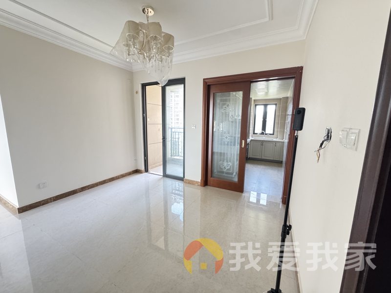 南昌我爱我家恒大翡翠华庭 南北通透，采光好 装修好，环镜优美 中间楼层