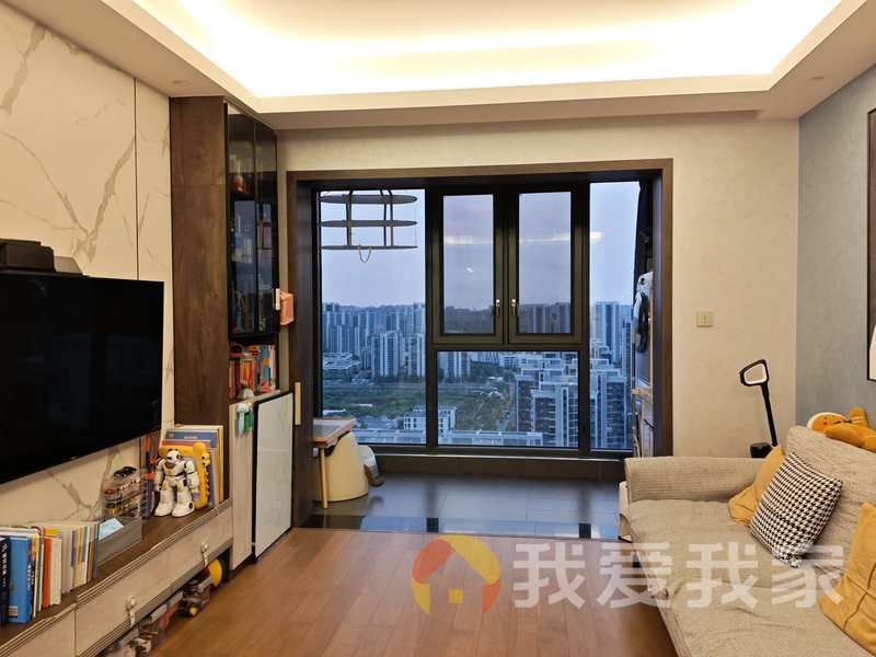 南昌我爱我家华侨城万科一期 南北通透，采光好 装修好，环镜优美 视野好，诚心出售