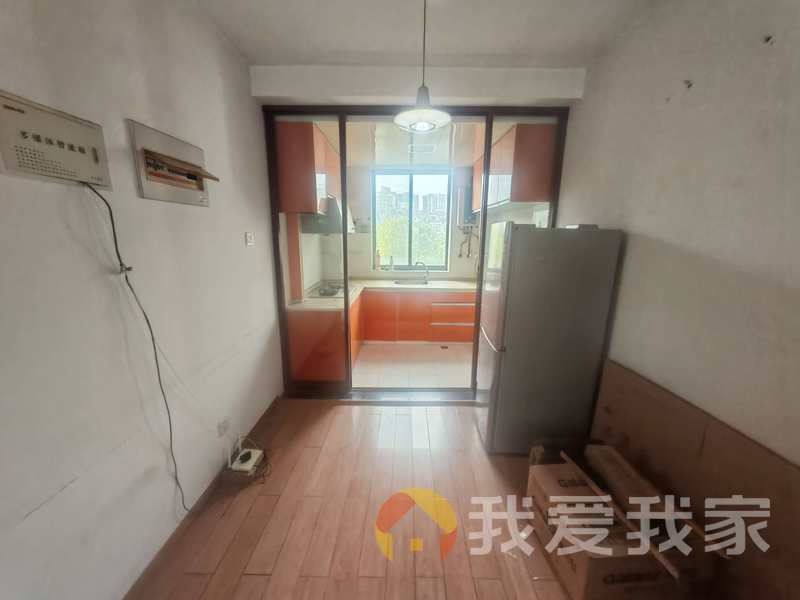 南昌我爱我家凤凰城一期凤鸣苑 南北通透，采光好 装修好，环镜优美 近地铁 视野好，诚心出售