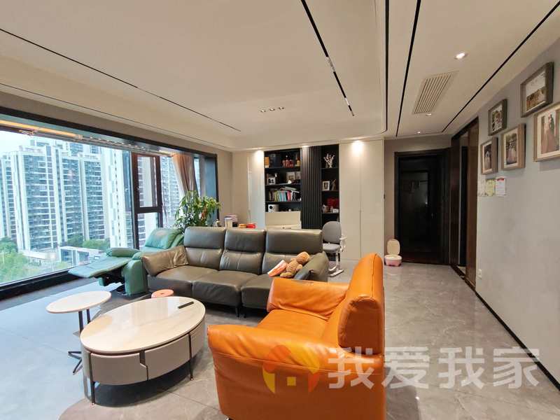 南昌我爱我家华侨城万科一期 南北通透，采光好 装修好，环镜优美 视野好，诚心出售