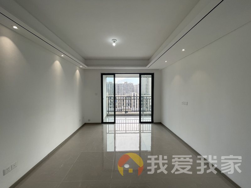 南昌我爱我家力高君誉滨江 南北通透，采光好 装修好，环镜优美 中间楼层