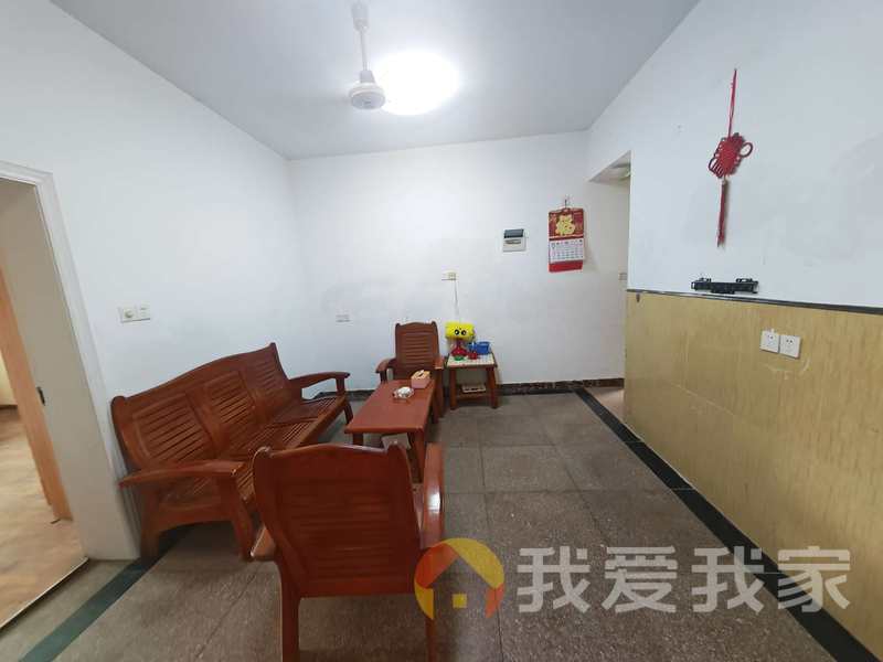南昌我爱我家井冈山大道 南北通透，采光好 装修好，环镜优美 中间楼层