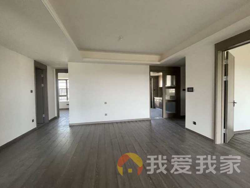 南昌我爱我家湖景洋房，精装修的4房洋房，次新小区