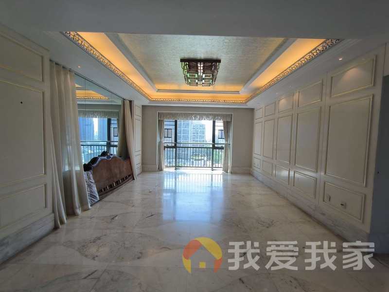 南昌我爱我家绿地中央广场 南北通透，采光好 装修好，环镜优美 中间楼层