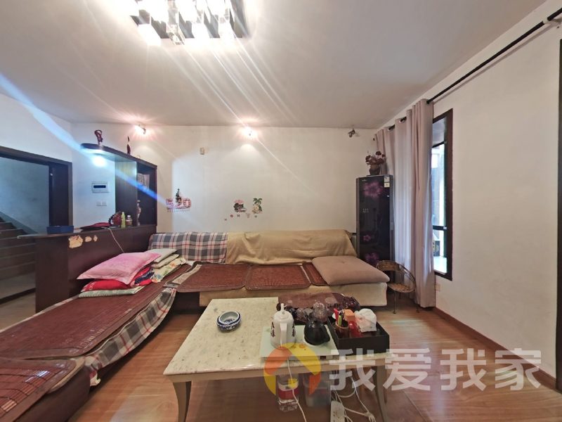 南昌我爱我家庐山花园，地铁口附近大三房二厅，送车位出售！！！！