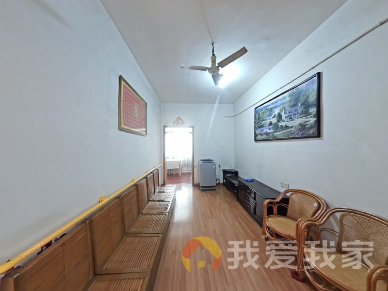 南昌我爱我家福州路小区位置在市中心黄金地段，中间楼层太阳光线好