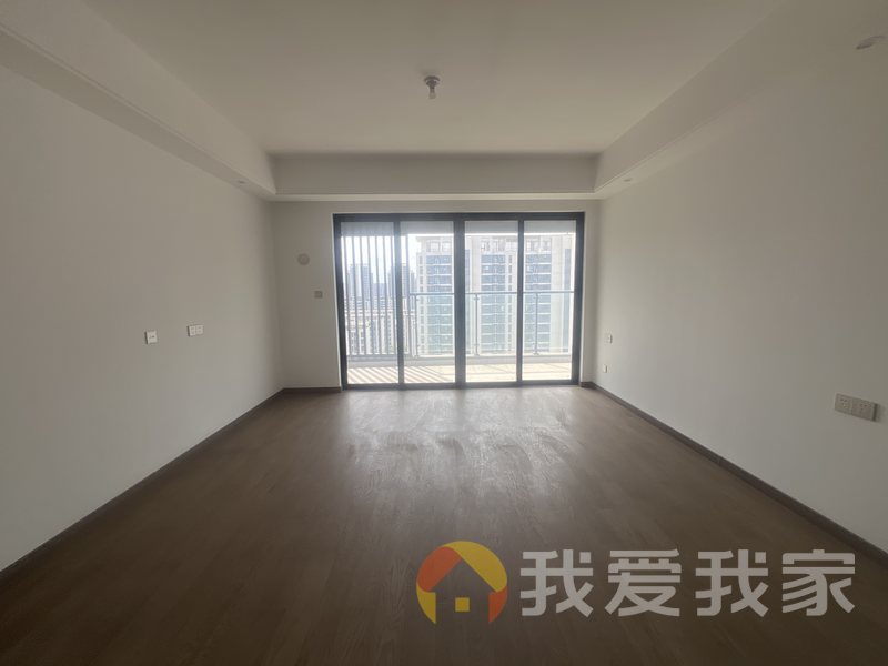 南昌我爱我家华侨城万科三期浔岸 南北通透，采光好 装修好，环镜优美 视野好，诚心出售