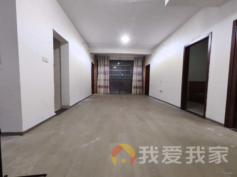 南昌我爱我家永通澄湖国际街区一期 南北通透，采光好 装修好，环镜优美 视野好，诚心出售