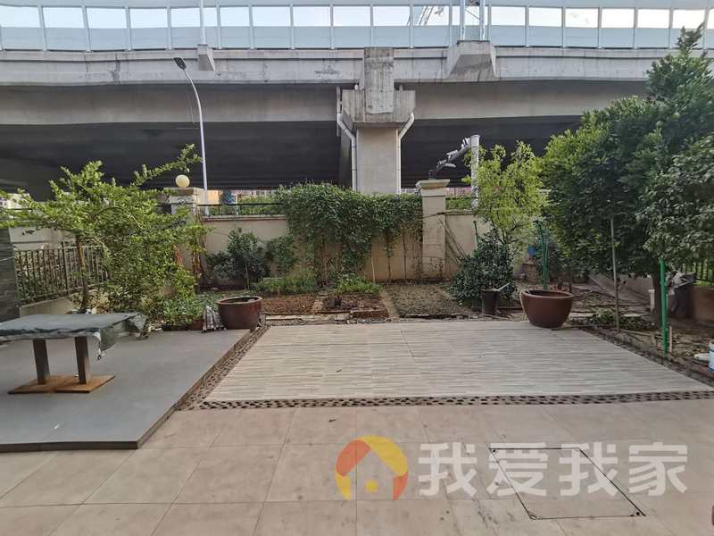 南昌我爱我家洪城东方国际  洋房带南面大院子。