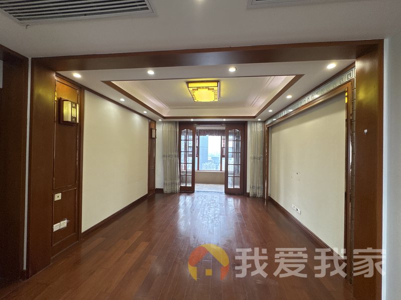 南昌我爱我家绿地外滩公馆 南北通透，采光好 装修好，环镜优美 近地铁 视野好，诚心出售