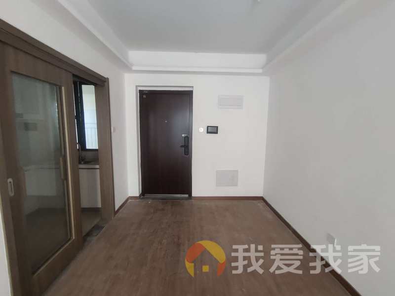 鸿海水岸之城沁园 南北通透，采光好 周边匹套完善，，出行方便