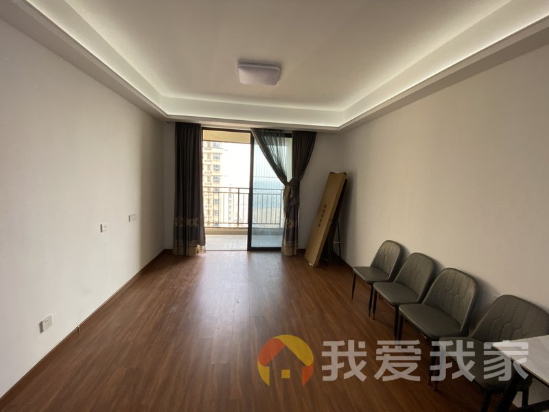 鸿海润园 户型方正，采光好 装修好，环镜优美 视野好，诚心出售