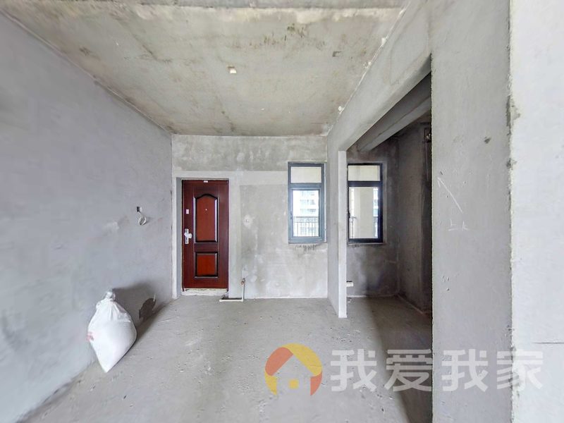 地铁口百盛旁 户型方正，采光好 中间楼层