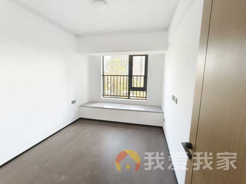 青山北路 户型方正，采光好 装修好，环镜优美 周边匹套完善，，出行方便