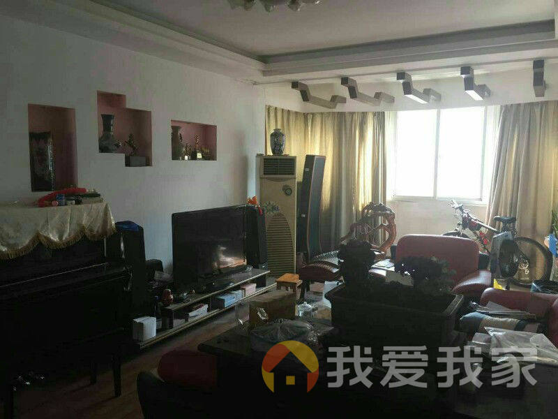 南昌我爱我家洪都中大道，市中心医院旁，房东诚售，户型南北通透。