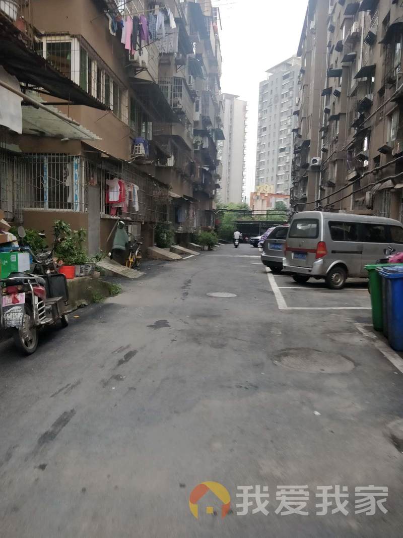 三经路单位宿舍,有院子能停车,实得面积大,南面无挡阳光佳